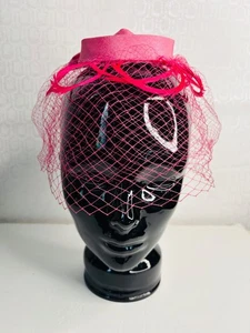 VTG 60'S LOVELY!! FUCHSIA PINK MESH VEIL&FEATHER BIRDCAGE FASCINATOR SMALL HAT - Picture 1 of 9