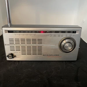 Radio portátil vintage estándar SR-H115 8 transistores 3 bandas Japón funciona - Imagen 1 de 15