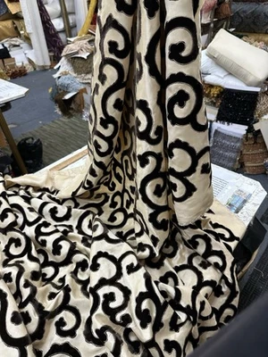 ИСКУССТВЕННЫЙ ШЕЛК ВЫШИТЫЙ БАРХАТ ~ ДРАПИРОВОЧНАЯ ОБИВКА продается в ярдах - черный - Изображение 1 из 4