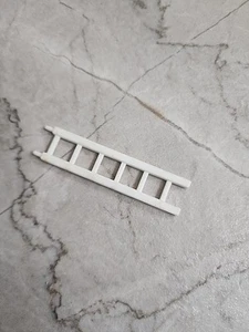 Accesorio de juguete con escalera apilable de plástico blanco Hubley de 2,5" - Imagen 1 de 4