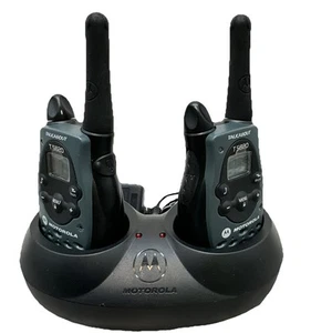 Motorola TALKABOUT T5620 Radio Handheld Walkie Talkies And Docking Charger UHF - Zdjęcie 1 z 7