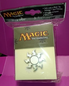Ultra Pro MTG: Caja de cubierta con símbolo de maná blanco - Imagen 1 de 2