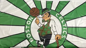 Bandiera striscione Boston Celtics 28"" x 47"" folletto fortunato design raro - verde bianco - Foto 1 di 4