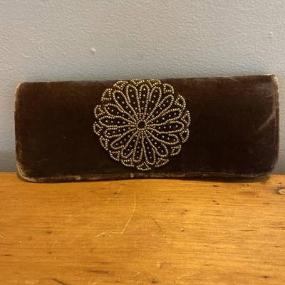 Shiraleah 棕色天鹅绒丝绒手包钱包串珠设计按扣 — 第 1/4 张图片