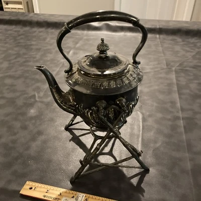 Антикварный английский чайник и подставка Walker & Hall Sheffield Plate из серебра с наклоном - Изображение 1 из 4