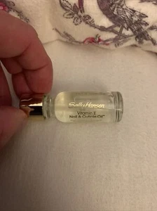SALLY HANSEN Vitamin E Nail & Cuticle Oil Softens Hydrate Cuticles 13.3 ml 4/10 - Picture 1 of 7
