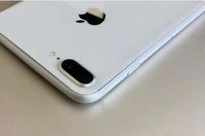 Apple iPhone 8 Plus 64GB argento 100% EarPods cavo usb e adattatore originali - Foto 1 di 7