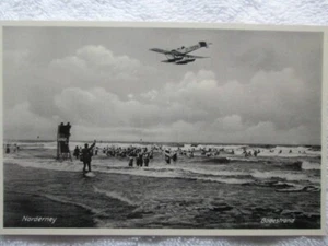 Foto postal real vintage de escena de playa, Norderney, Alemania con hidroavión - Imagen 1 de 2
