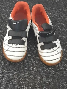 NIKE JUNGENSCHUHE 33.5 TIEMPO weiß schwarz - Bild 1 von 8
