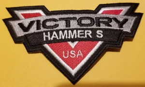 Parche bordado Hammer S Victory Motorcycles EE. UU. aprox. 2,5 x 4,5" - Imagen 1 de 3