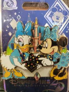 Spilla evento 2025 Disney celebra 25 anni vita commerciante Minnie & Daisy LE 500 - Foto 1 di 1