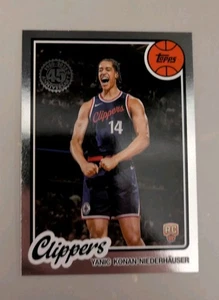 Clippers Yanic Konan-Niederhauser 2025-26 Topps 45 aniversario RC #80BK-93  - Imagen 1 de 2