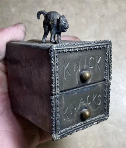 Caja Knick-Knacks de metal pesado muy ordenada y antigua con Pi**ed fuera de gato en la parte superior! - Imagen 1 de 12