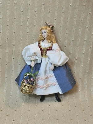 复古艺术家制作女士带花篮微型娃娃屋 — 第 1/4 张图片