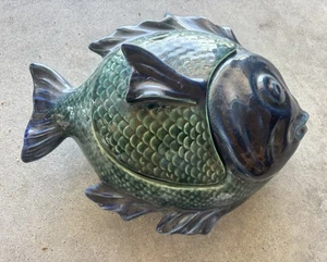 PESCA SMALTATA VINTAGE IN CERAMICA OLFAIRE CON COPERCHIO E MESTOLO - PORTOGALLO 6400 - Foto 1 di 5