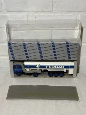 Camión Mercedes 1:50 Conrad 303001 y remolque de gasolina de tres ejes FedGas original NUEVO RARO Foto 1 de 4