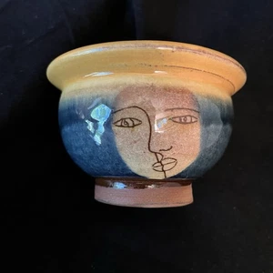 Piccola ciotola ceramica artistica 2 facce femminili firmata blu giallo 4" stile Picasso smaltata - Foto 1 di 13