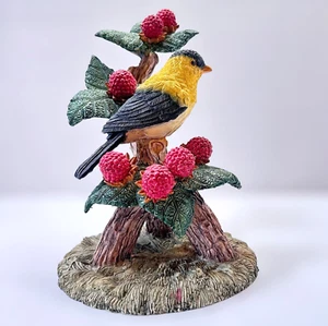 Estatuilla de pájaro de resina de pinzón dorado de 8,5" figura de bayas rojas - Imagen 1 de 10