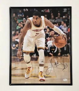 (Cleveland Cavaliers) #2 Kyrie Irving (foto firmada enmarcada de 16x20 con certificado de autenticidad JSA)!!!! - Imagen 1 de 2