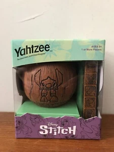 NEU YAHTZEE Hasbro Disney Lilo und Stitch Sammlerstück Tiki-Stil Würfelbecher Spiel - Bild 1 von 6