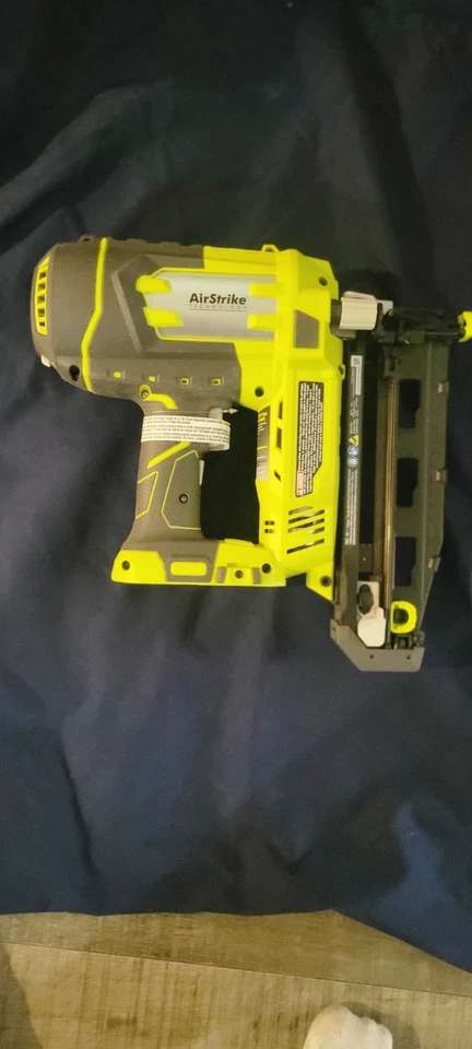 NUEVA CLAVADORA RECTA INALÁMBRICA RYOBI 18 VOLTIOS AIRSTRIKE CALIBRE 16 3/4" a 2-1/2" P325 Foto 1 de 4