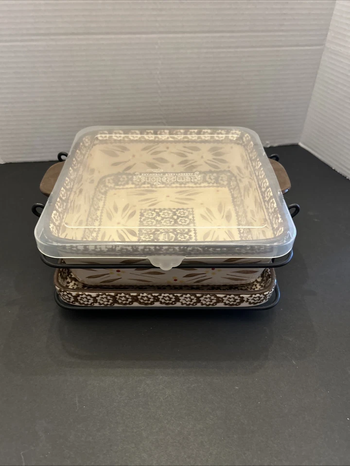 Plato para hornear cuadrado de 2 cuartos de galón TEMPTATIONS By Tara Old World con soporte para servir y bandeja Foto 1 de 4