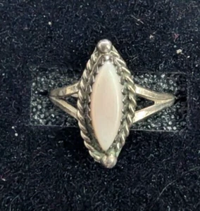 Vintage Navajo Twisted Wire Pink MOP Oval Shell Sterling Silver Ladies Ring - Picture 1 of 10