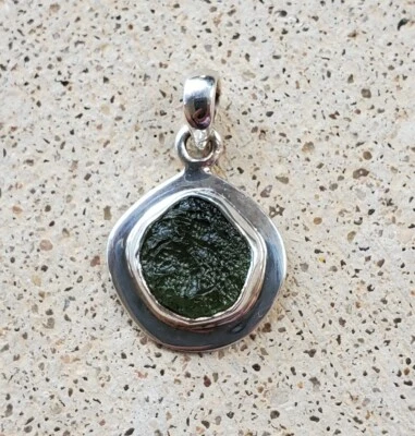 Pequeño colgante de piedras preciosas de moldavita genuina de plata de ley 925 (MP03) Foto 1 de 4