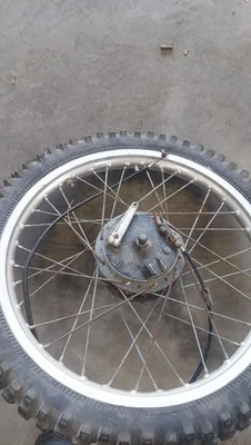 Rueda delantera Suzuki 1978 RM125 Foto 1 de 4