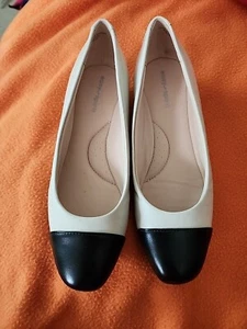 Easy Spirit Ladies Ivory/Black Toe Leather Slip On Wedge Heels Sz 6 Super Comfy - Picture 1 of 11
