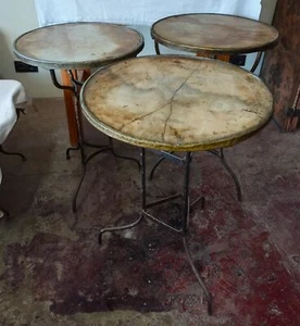 3 TABLES BAR DE TERRASSE ANCIENNES. FER, LAITON, MARBRE. ESPAGNE. FIN DU 19E - Picture 1 of 2