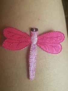 Ferro da stiro mosca drago rosa su toppa. - Foto 1 di 3