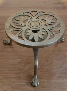 Vintage Round Brass Trivet Kettle Pot Stand Lion Feet Wide Base - Picture 1 of 8