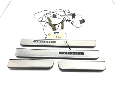 Infiniti QX56 QX80 2011-2017 placa de desgaste del umbral de la puerta delantera y trasera OEM. Foto 1 de 4