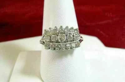 Anillo de compromiso con racimo de diamantes de corte redondo de 1 quilate enchapado en oro blanco de 14 K Foto 1 de 4