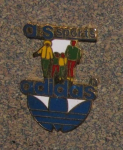 D22 PINBACK PIN SPORT ADIDAS LOGO MARQUE RARE - Bild 1 von 1