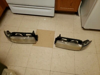 Conjunto de pares de faróis e painéis de montagem para 91-96 Chevy Caprice - Imagem 1 de 4