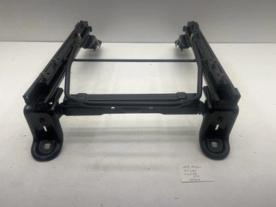 Cuadro asiento delantero derecho Nissan NV 2500 2012-2019 riel de oruga OEM. Foto 1 de 4