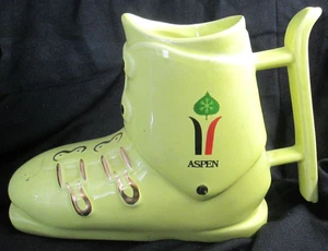 Bota de nieve de cerámica vintage grande de 9 1/2" de largo X 7 3/4" de alto Lewis Brothers - Imagen 1 de 4