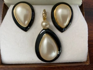 HOBE PEARLS schwarz & weiß Ohrstecker und Anhänger in Box - Bild 1 von 1