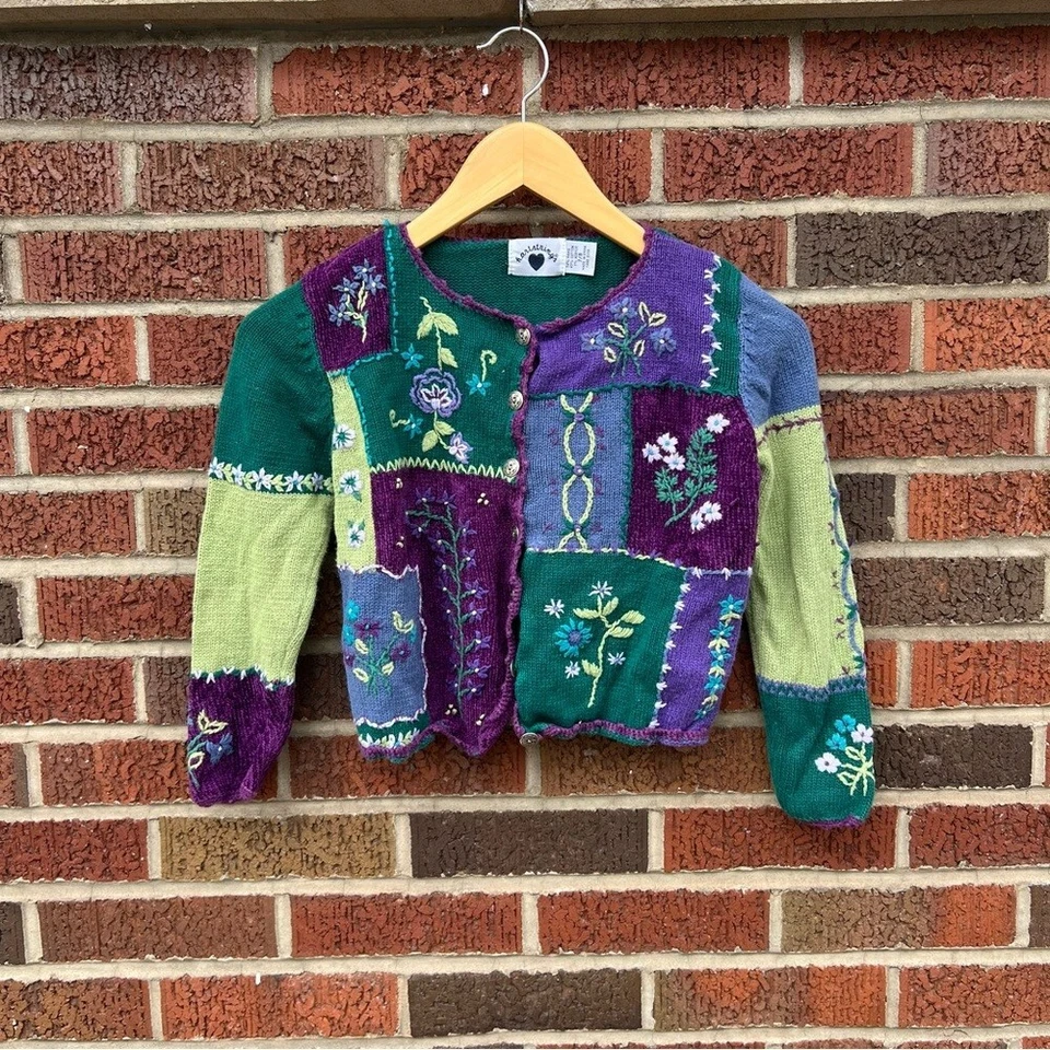 Cárdigan Suéter Heartstrings Verde y Púrpura Floral Grueso Tejido Con Botones Foto 1 de 4