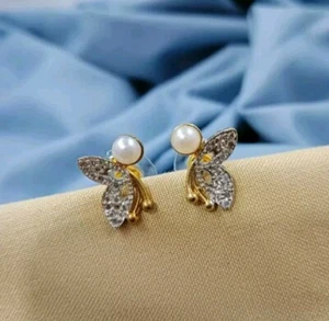 Aretes en forma de mariposa con gemas de perlas y circonitas enchapados en plata y oro  - Imagen 1 de 1