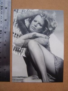 Kim Basinger     Actress Postcard (fileET5) please scroll down -  modern card
