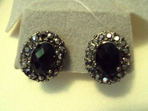 VINTAGE MONET SILBERFARBENE UND SCHWARZE FACETTIERTE SCHMUCK-CLIP-ON-OHRRINGE #VE - Bild 1 von 4