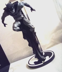 Sale. Batman Black and White Statue: Jonathan Matthews. Mit Karton (# 1328/5000) - Bild 1 von 6