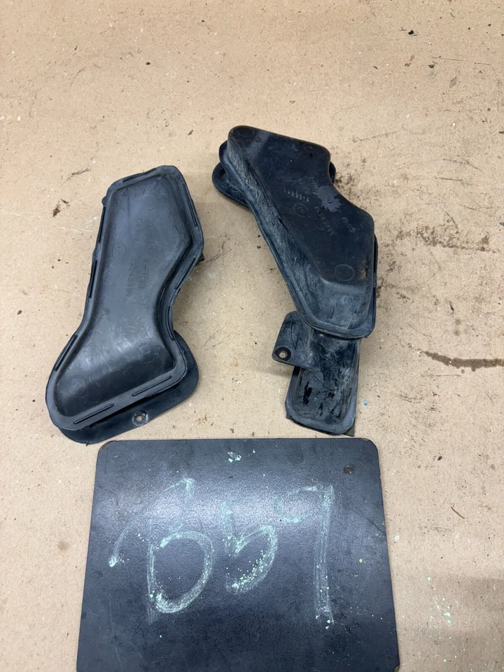 1988 1989 90 91 92 93 94 CHEVROLET GMC K1500 K2500 COWL VENT DUCTS 15549485/6 - Image 1 of 4