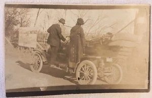 Tarjeta postal foto real pareja al lado del coche RPPC sin usar - Imagen 1 de 2