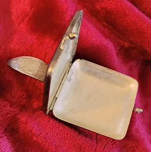 Napier Vintage versilberter persönlicher Taschenaschenbecher mit Kussverschluss & Griff um 1950 - Bild 1 von 7