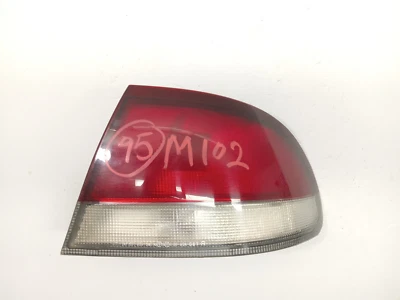 Mazda 626 1993-1997 montaje de luz trasera exterior lado derecho OEM, 166-58644R Foto 1 de 4