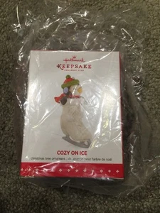 Neu Cozy On Ice - 2015 Hallmark Andenken ORNAMENT CLUB Ornament - Bild 1 von 2